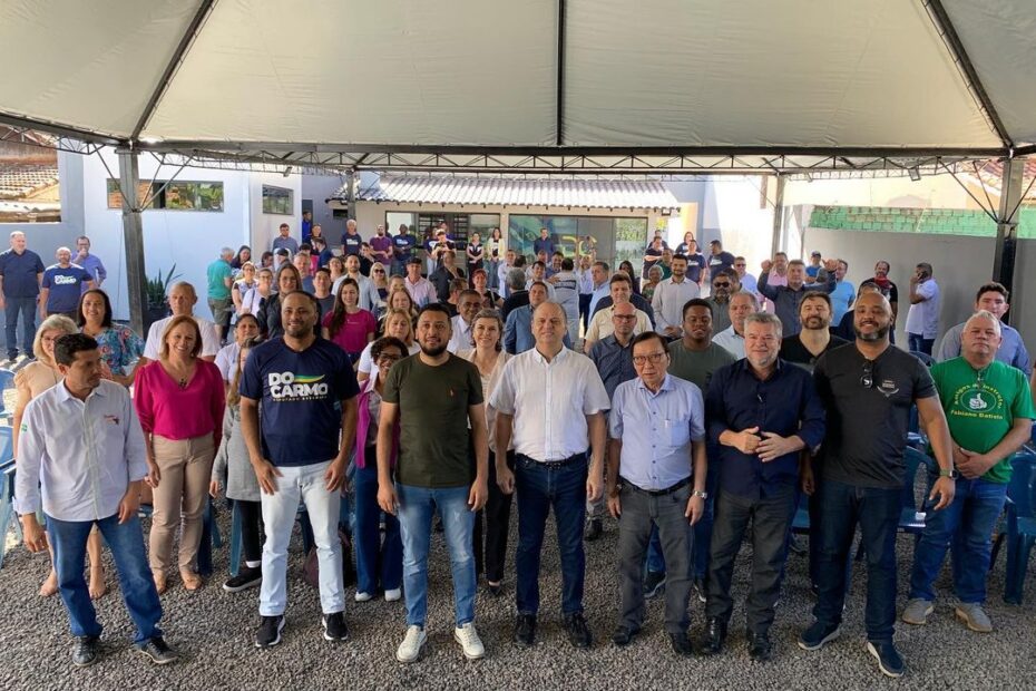 Do Carmo na reunião Chamado Por Maringá, com o deputado Ricardo Barros, Deputado Soldado Adriano José, Presidente da Câmara Mario Hossokawa, deputado Delegado Jacovós, Vereador Maninho, Vereador Delegado Luiz Alves, Vereador Paulo Biazon e a população..