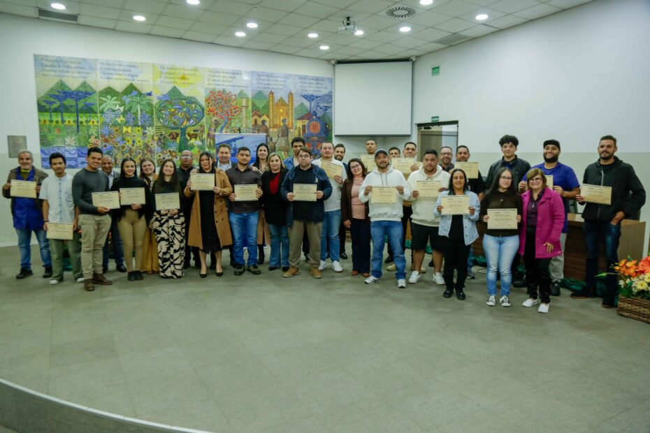 Do Carmo celebra formatura de turma do Qualifica Paraná em Piraquara