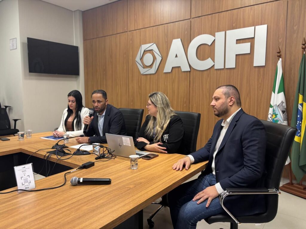 Secretário Do Carmo participa de capacitação das Agências do Trabalhador em Foz do Iguaçu