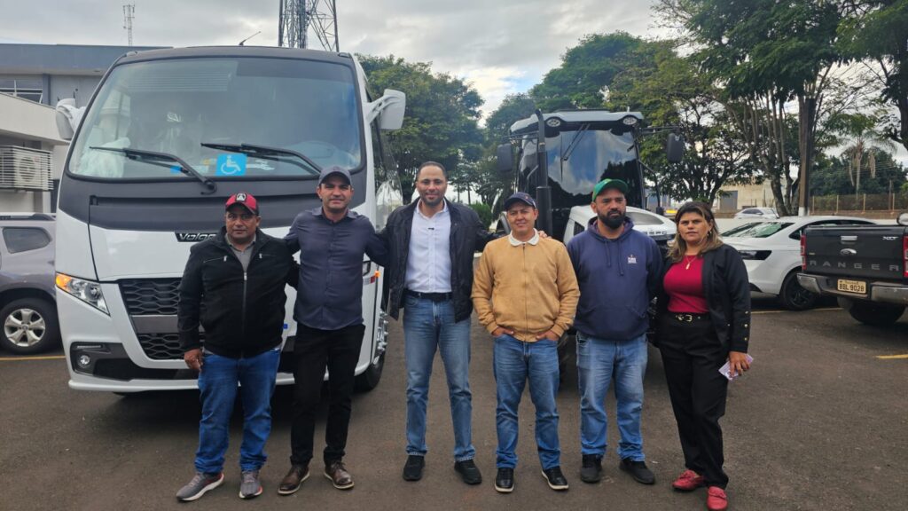 Deputado Do Carmo destina ônibus 0 km e trator agrícola a Mauá da Serra